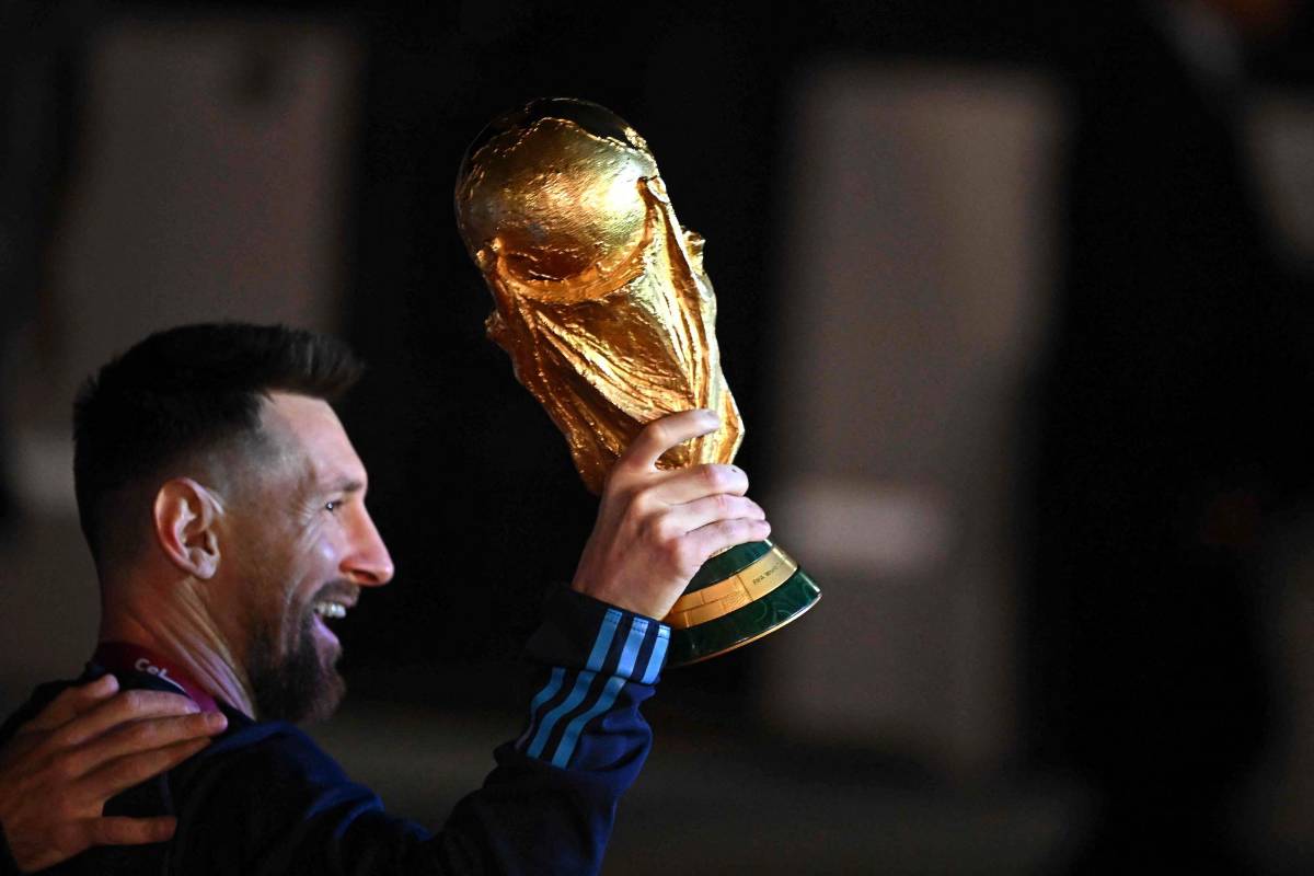 La copa está en casa: El espectacular recibimiento en Argentina a Messi y los campeones del Mundo