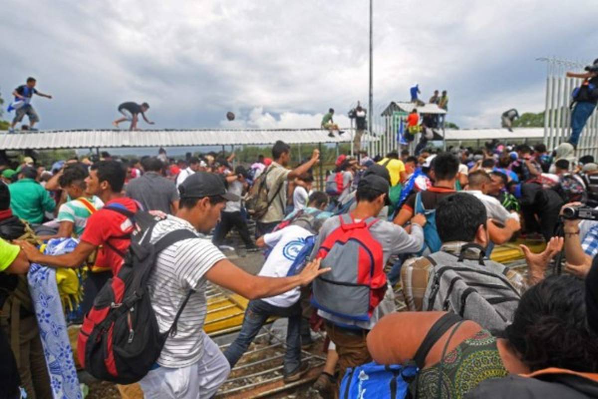 EN FOTOS: Así rompieron barrera de seguridad la caravana de migrantes en México