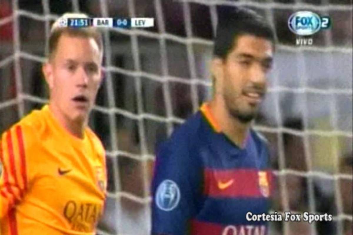 VIDEO: Luis Suárez reclamó fuertemente a Ter Stegen en el gol del Leverkusen
