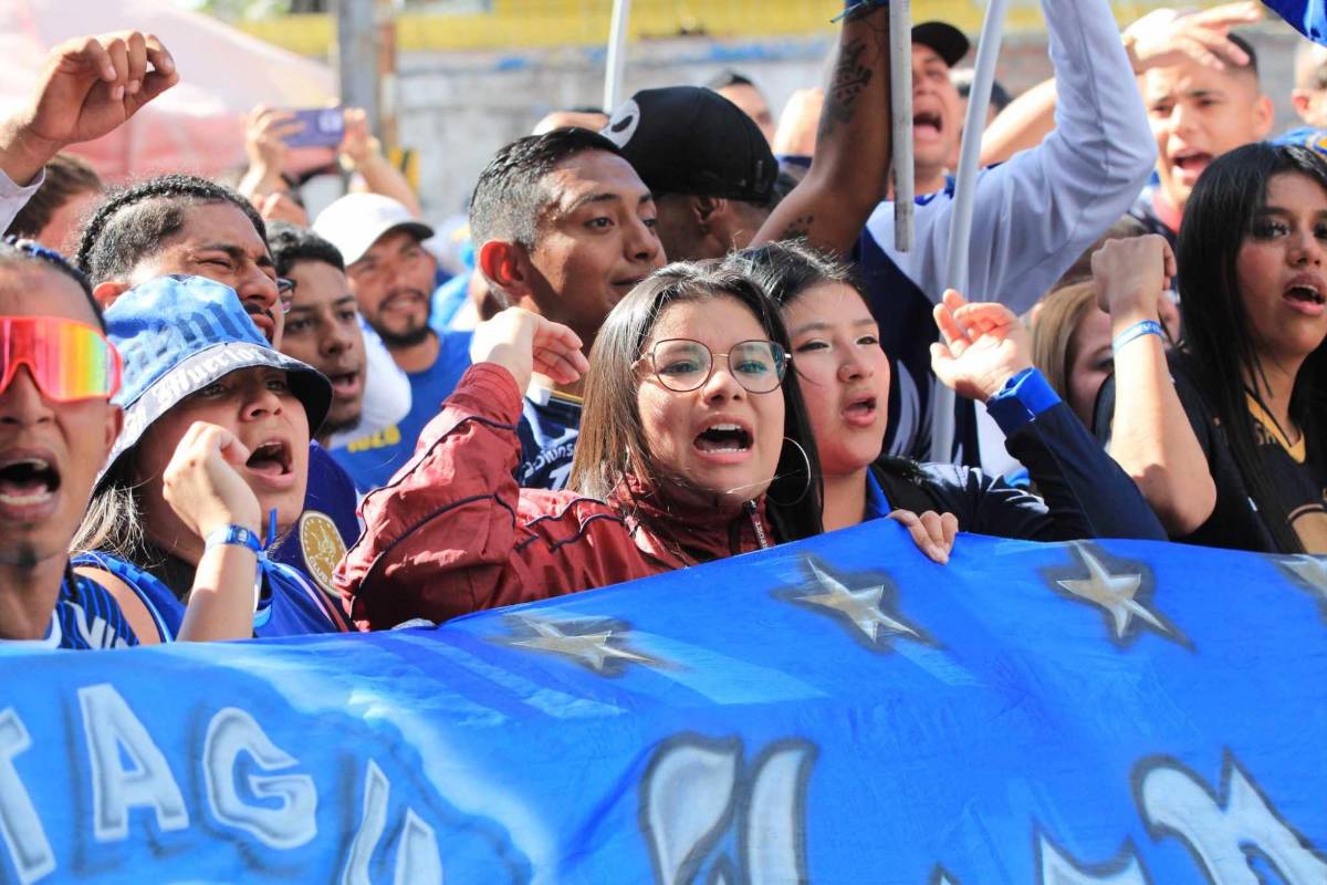 ¡Las azulitas son bellas! Hermosas aficionadas del Motagua enamoraron en el juego vs Real España, ¿quién es la rubia?