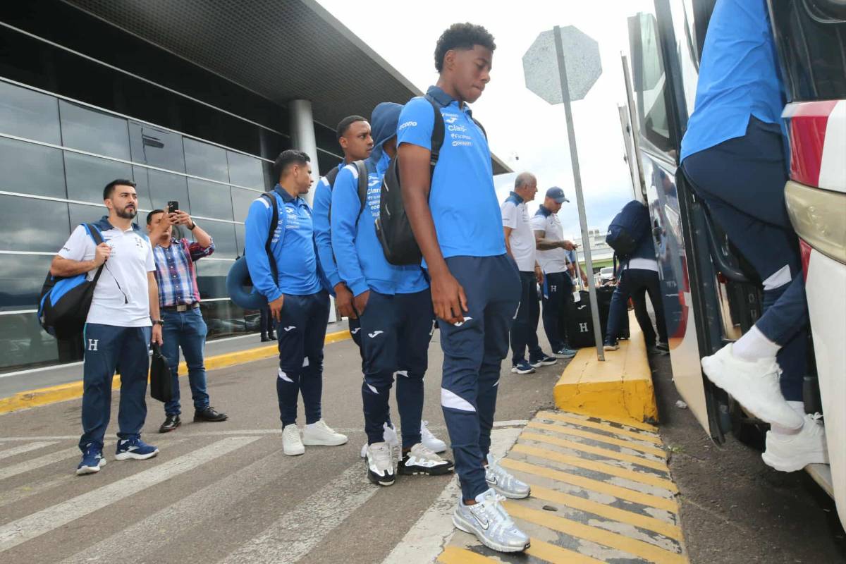 Con rostros serios y cabizbajos: así llegó la Bicolor a Honduras luego de perder en Nicaragua; ¿raparon a los debutantes?