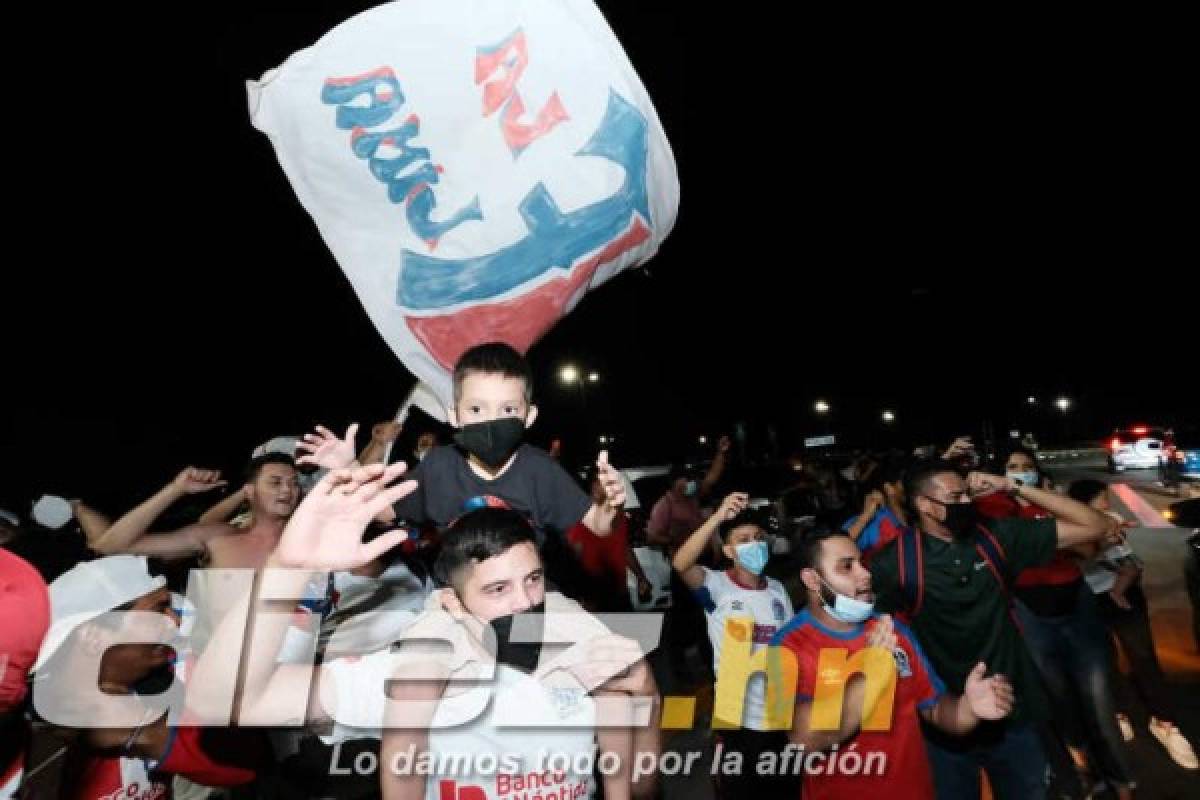 La exigencia de los aficionados al 'Topo' Aguirre y el gesto de Troglio a pesar de la pandemia en la llegada de Olimpia
