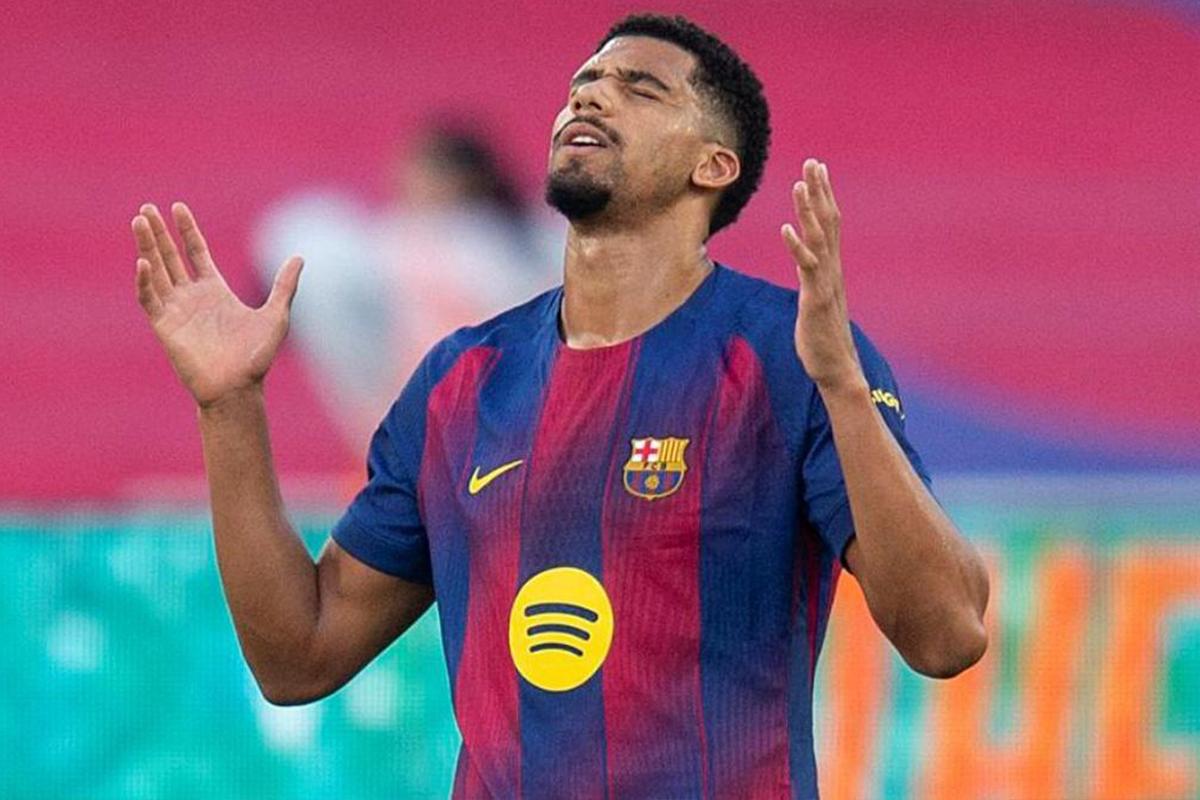 Barcelona va por el mejor central del mundo para sustituir a Ronald Araújo: Flick ya dio el 'ok'