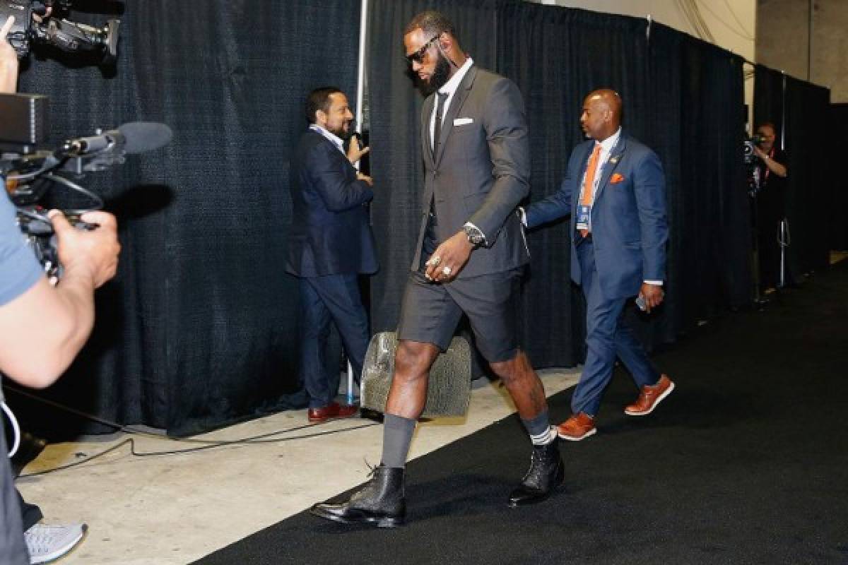 El alucinante costo de la extravagante vestimenta LeBron James