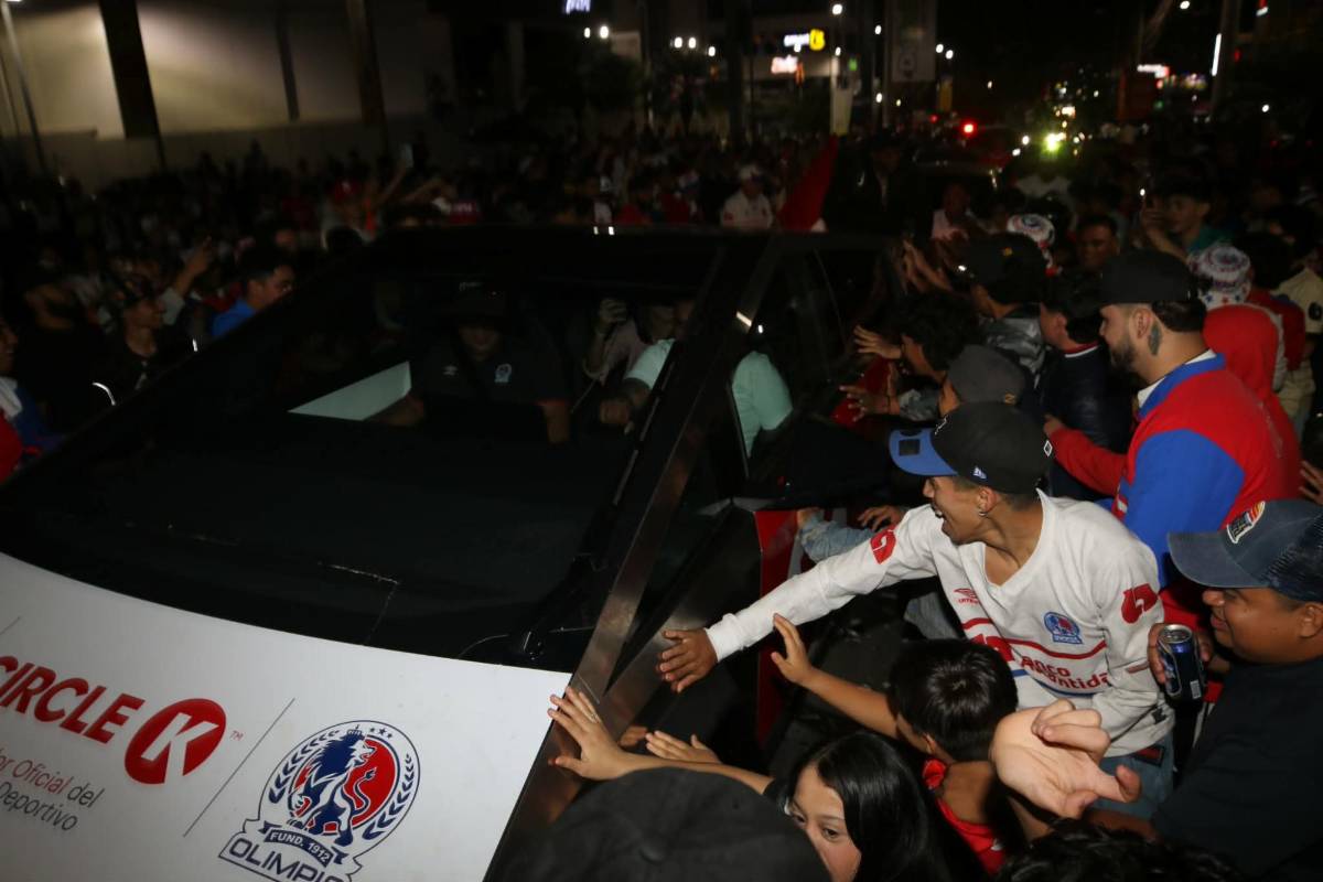 'Destruyeron' carro lujoso y chicas enamoraron: así fueron los festejos de los hinchas del Olimpia tras conquistar la copa 40