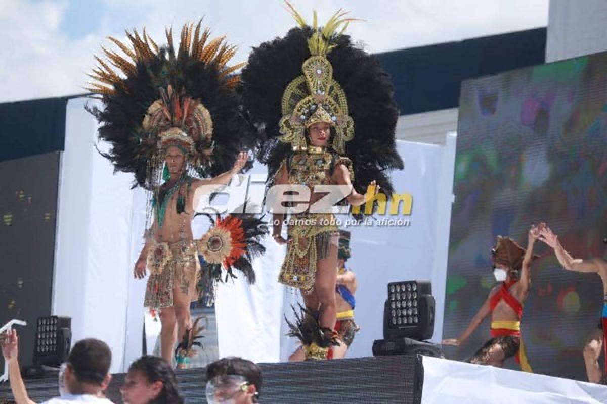 Fotos del día: Derroche de belleza con palillonas, la guacamaya gigante y todo el ambiente en el estadio Nacional