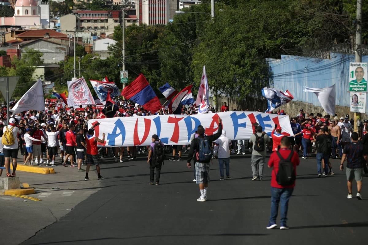 La fiesta que armó la Ultra Fiel, bellas chicas en el Chelato Uclés y el aficionado de Real España junto a los de Olimpia