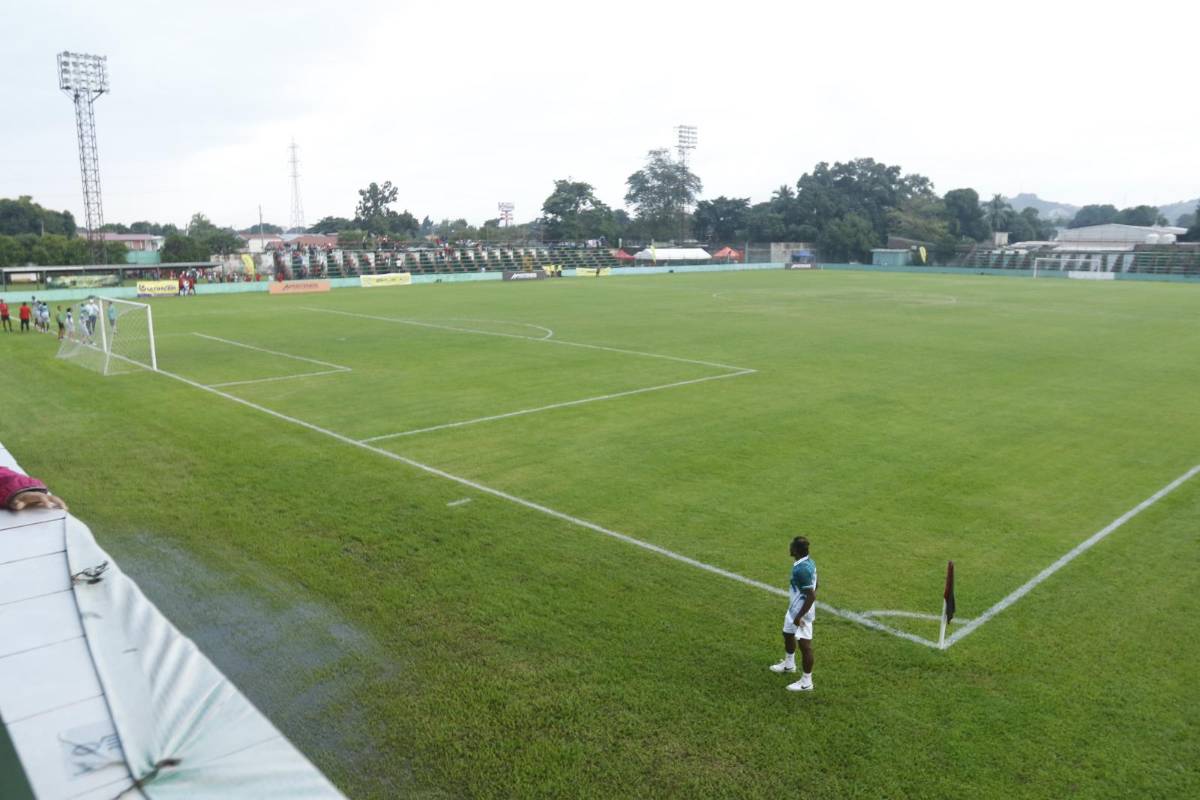 Ambientazo en el estadio Rubén Deras, hermosas jóvenes y ni la lluvia detiene la gran final del ascenso de Honduras entre CD Choloma y Platense
