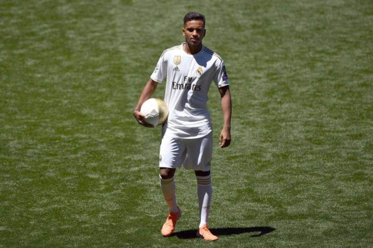 Brazilian forward Rodrygo Silva de Goes poses during his official presentation of new player of the Real Madrid CF at the Santiago Bernabeu stadium in Madrid on June 18, 2019. (Photo by OSCAR DEL POZO / AFP)