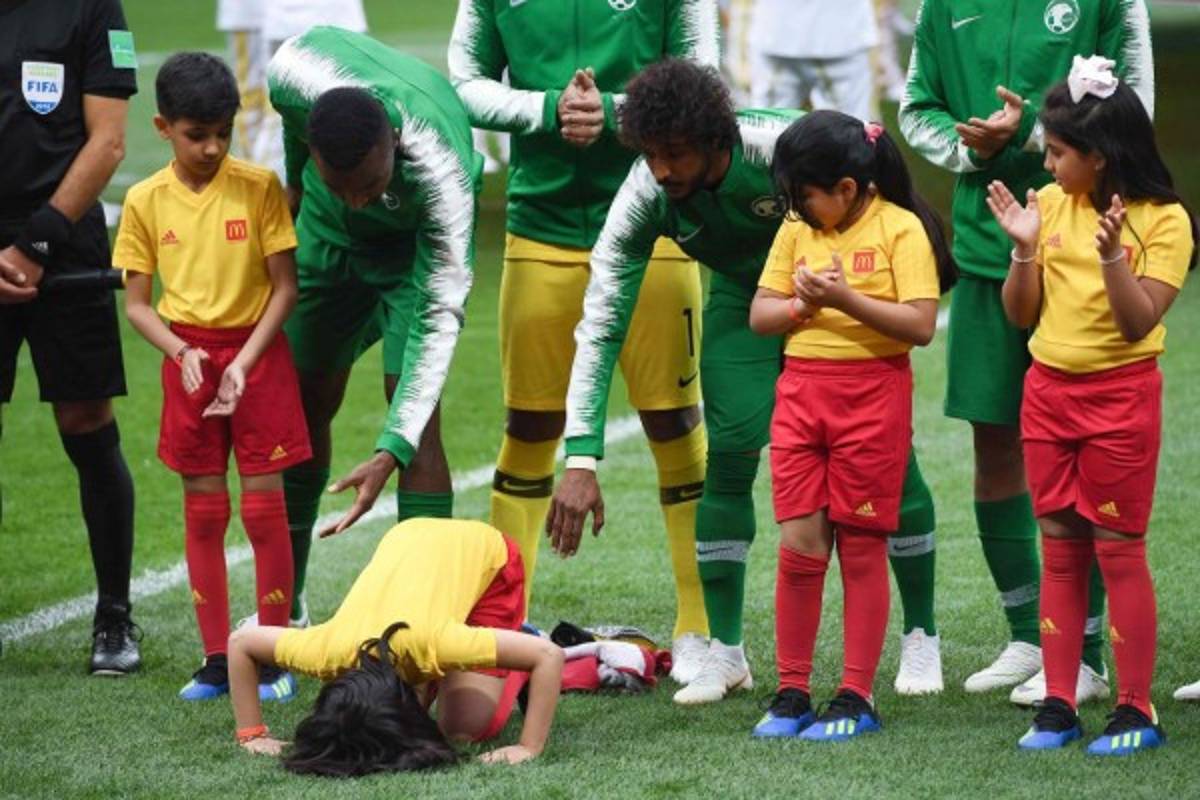 NO SE VIO EN TV: Encapuchados, la mexicana y la hermosa rusa en el primer partido del Mundial 2018