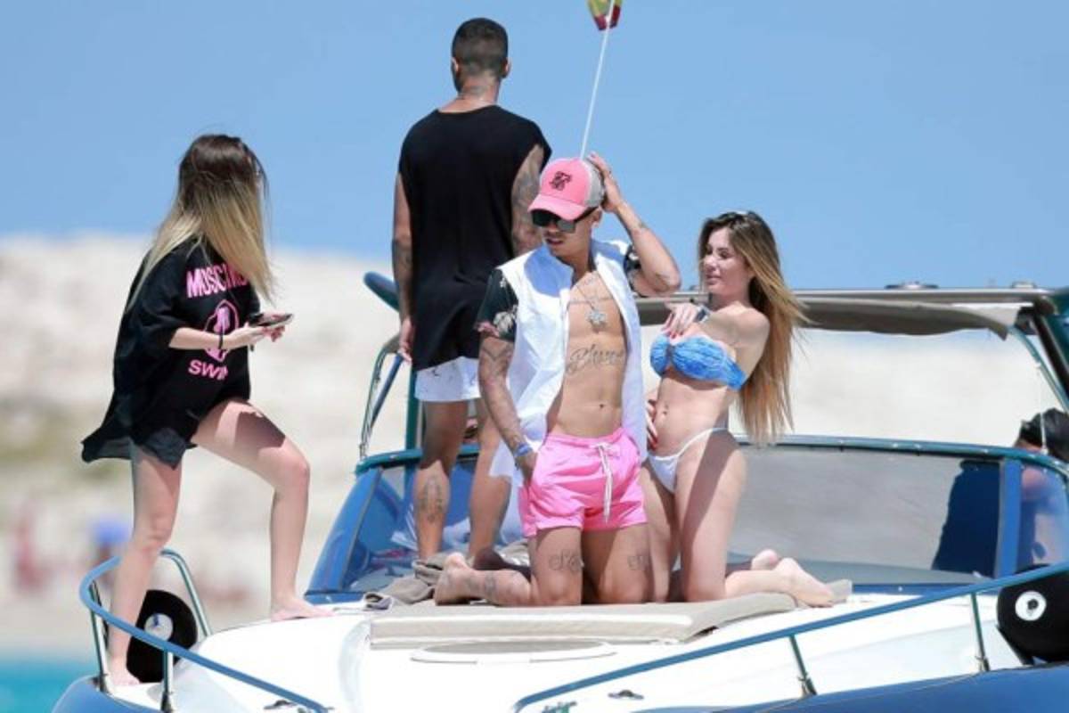 Firmino se relaja en lujoso yate junto a su esposa Larissa previo a la final de Champions