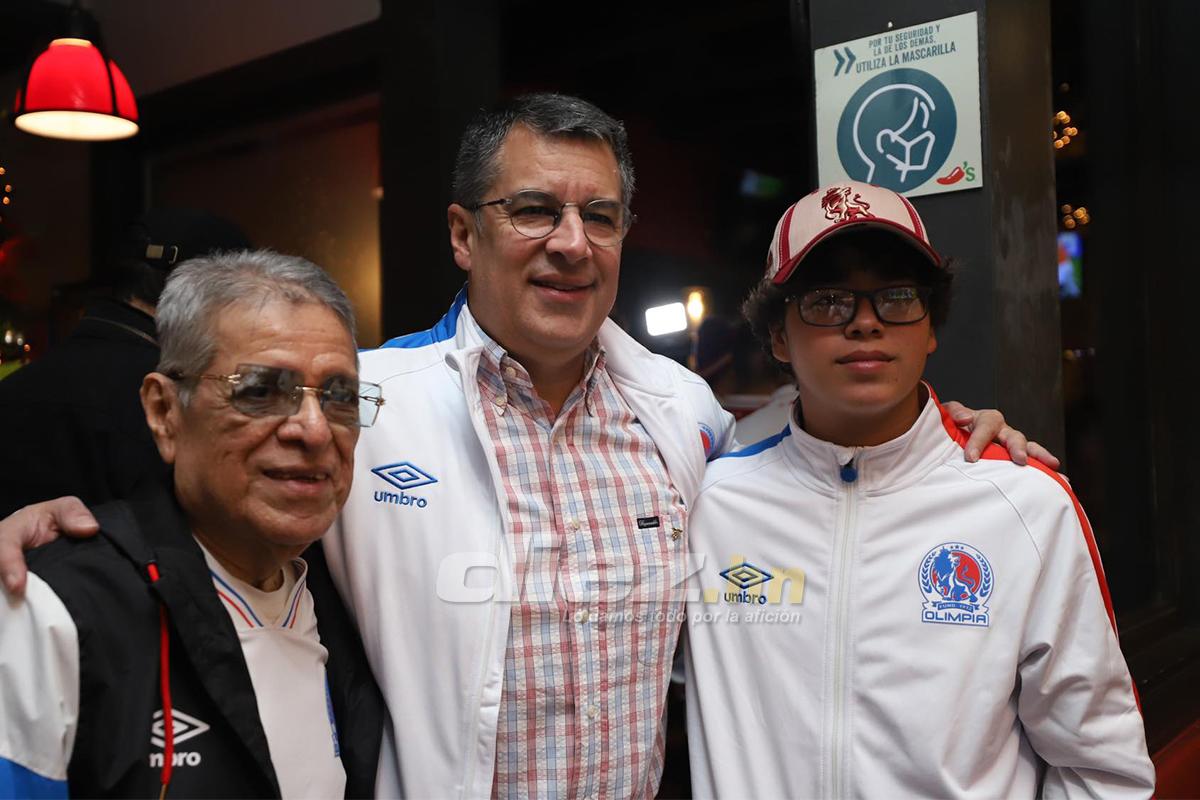 La fiesta del Olimpia tras proclamarse tricampeón invicto: futbolistas acompañados de sus parejas