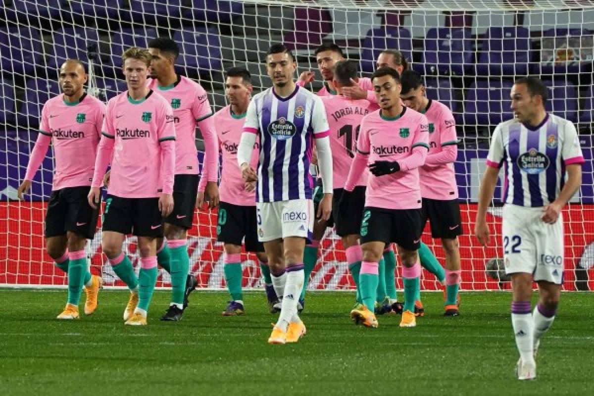 Barcelona's French defender Clement Lenglet (C) celebrates with teammates after scoring a goal during the Spanish league football match between Real Valladolid FC and FC Barcelona at the Jose Zorilla stadium in Valladolid on December 22, 2020. (Photo by Cesar Manso / AFP)