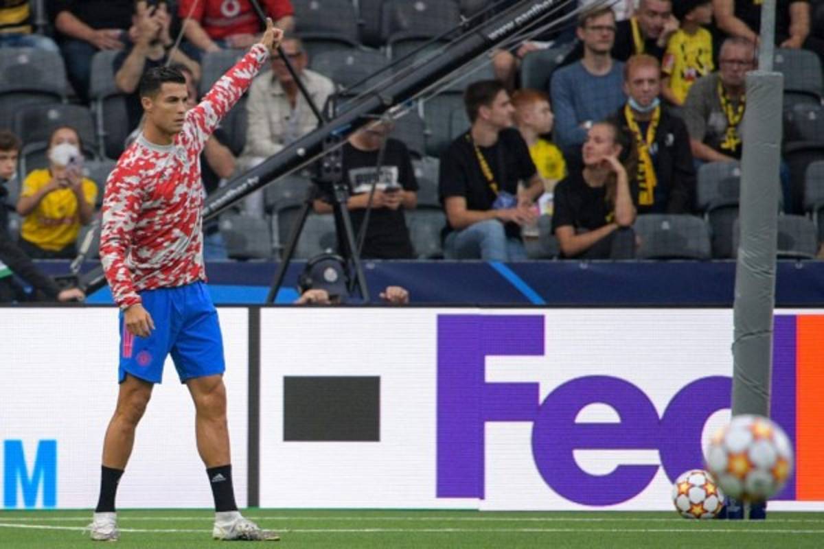 Cristiano Ronaldo se baja de un pelotazo a una miembro de seguridad; la reacción del portugués se hace viral