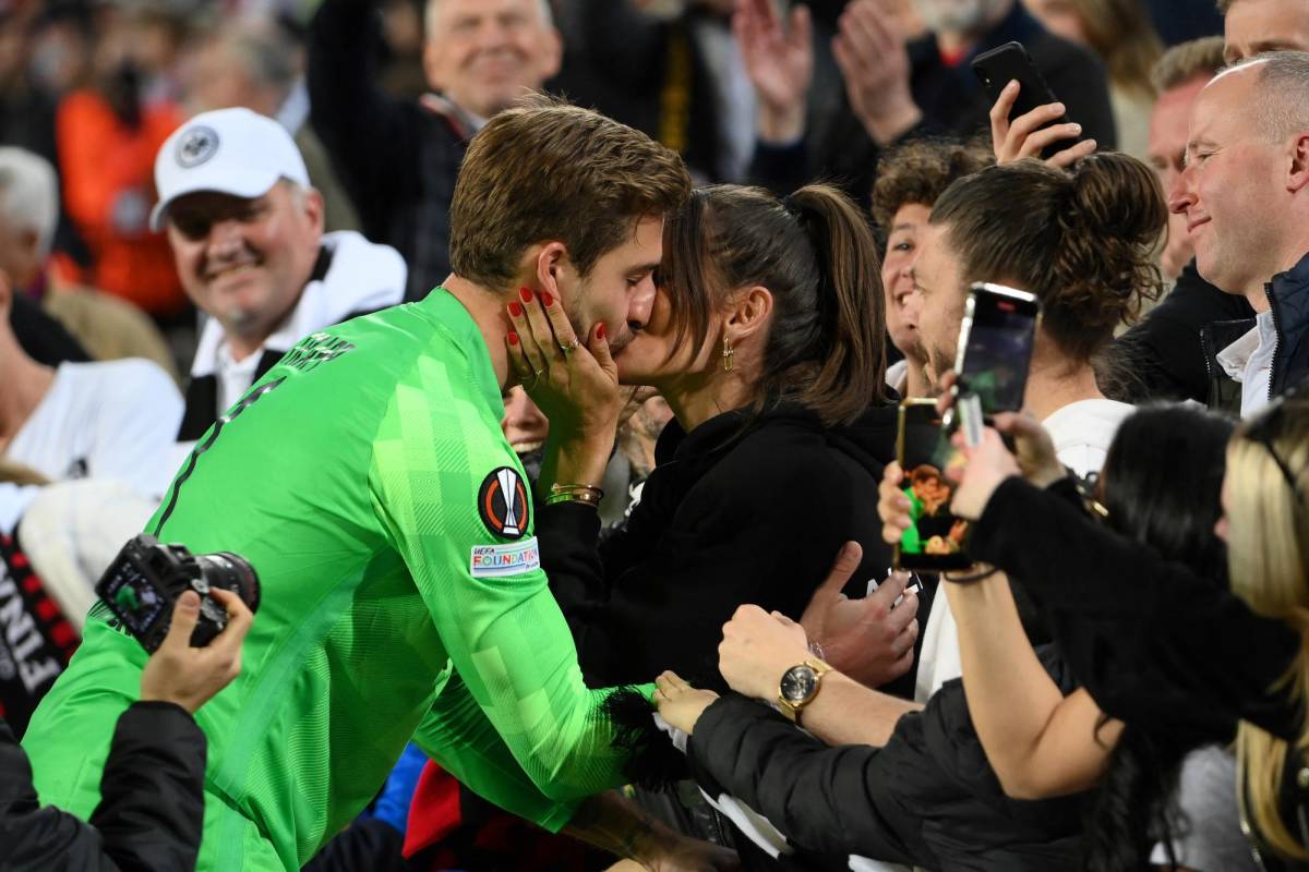 NO SE VIO EN TV: Festejó como Cristiano Ronaldo en el Camp Nou, crack del Eintracht tomó venganza contra Barcelona y el apasionado beso