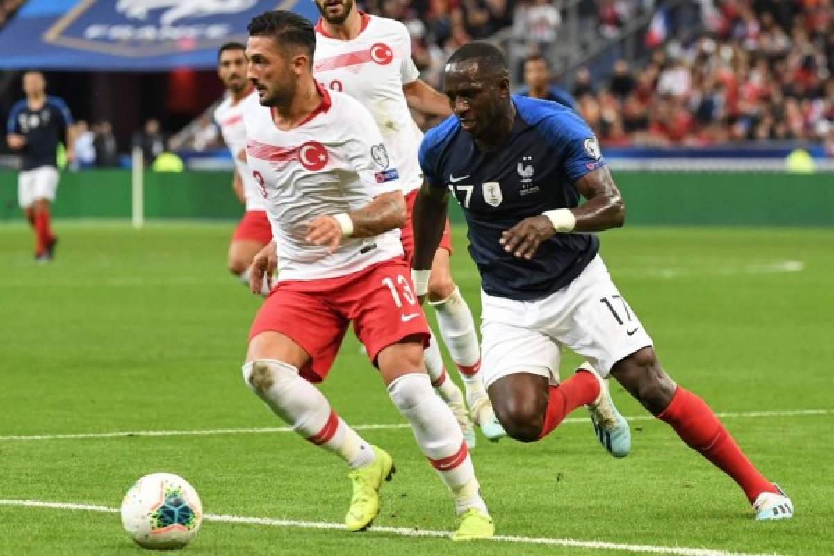 Turkey's defender Umut Meras (L) vies with France's midfielder Moussa Sissoko during the Euro 2020 Group H qualification football match between France and Turkey at the Stade de France in Saint-Denis, outside Paris on October 14, 2019. (Photo by Alain JOCARD / AFP)