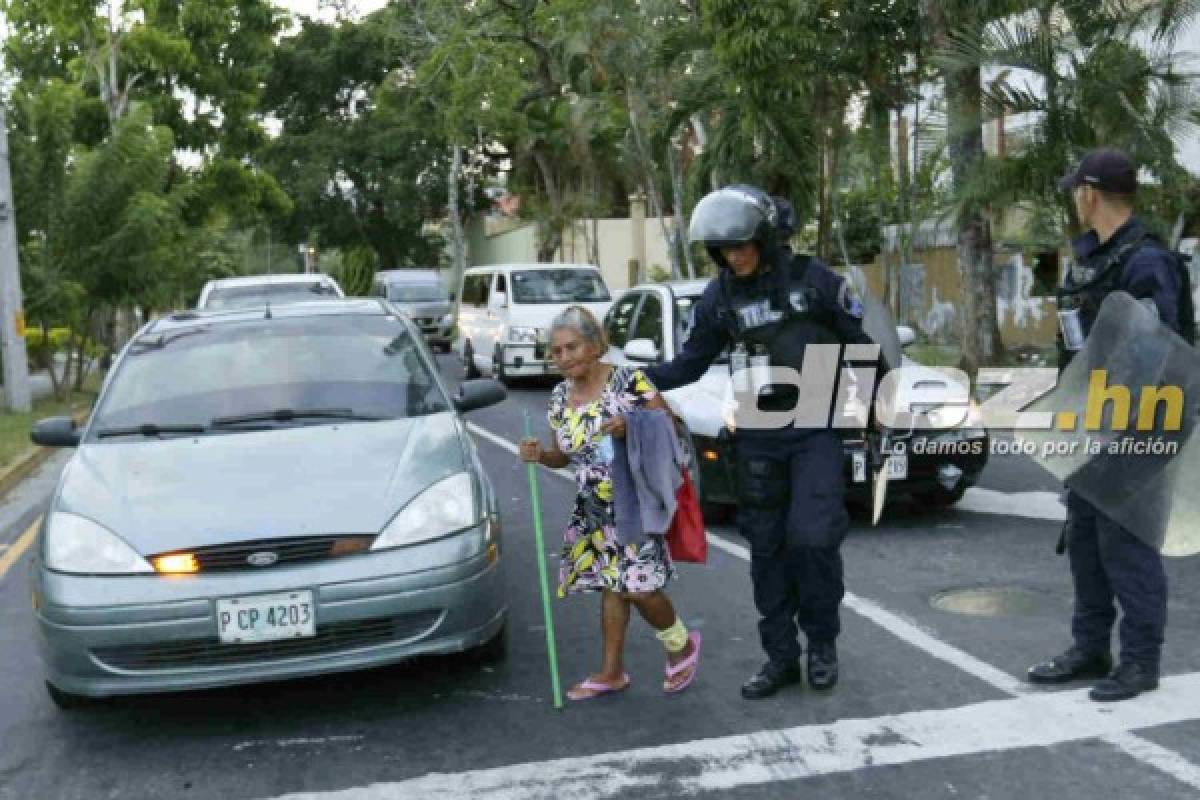 ¡AMBIENTAZO! El bonito gesto de un policía en la previa del Real España-Marathón