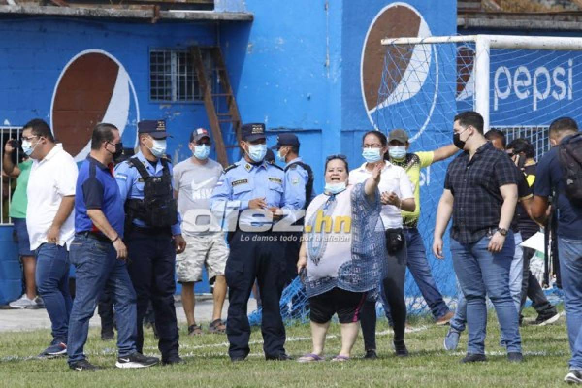 Aficionados irrumpieron en el estadio Sergio Reyes y ocasionaron retraso en el arranque del Savio-Génesis