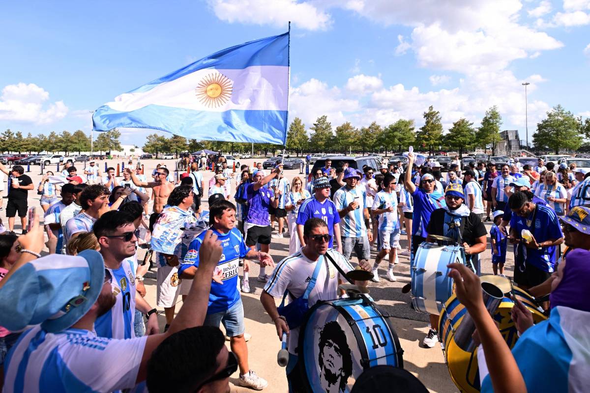 Copa América: la fiesta de la afición de Argentina para el duelo con Ecuador y Antonela Rocuzzo se roba las miradas