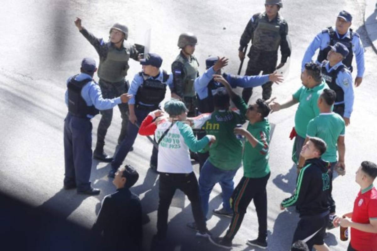 Barra de Marathón y olimpistas vestidos de civiles se agarran a pedradas afuera del Yankel