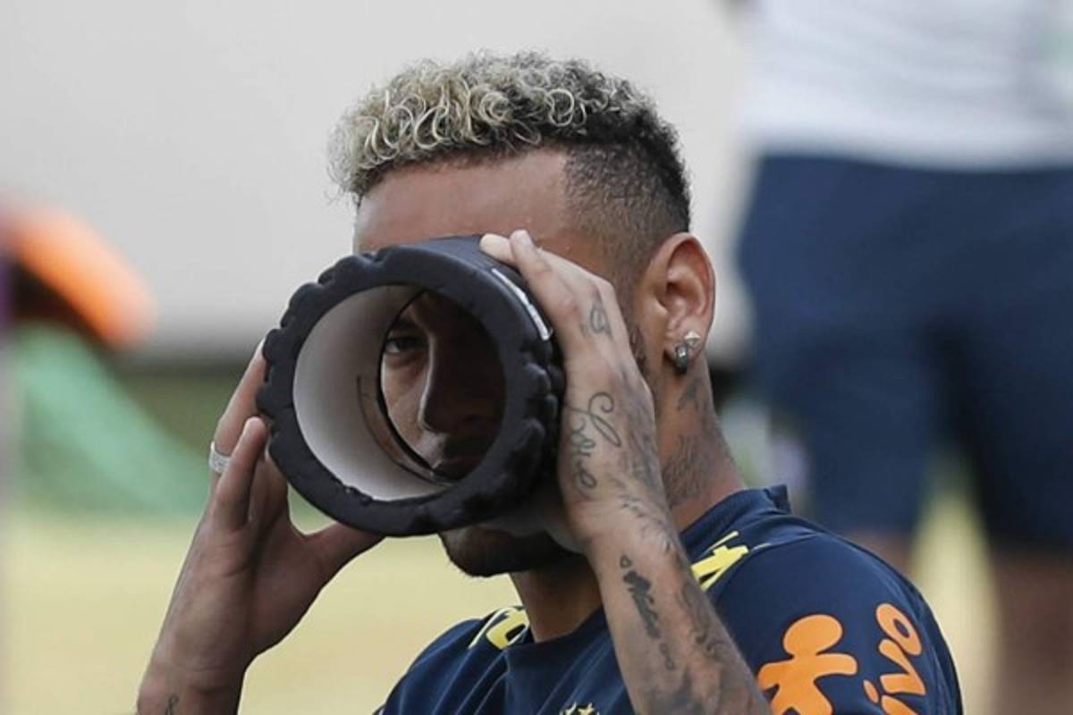 Risas, bromas y tierna visita a Neymar en el entreno de Brasil