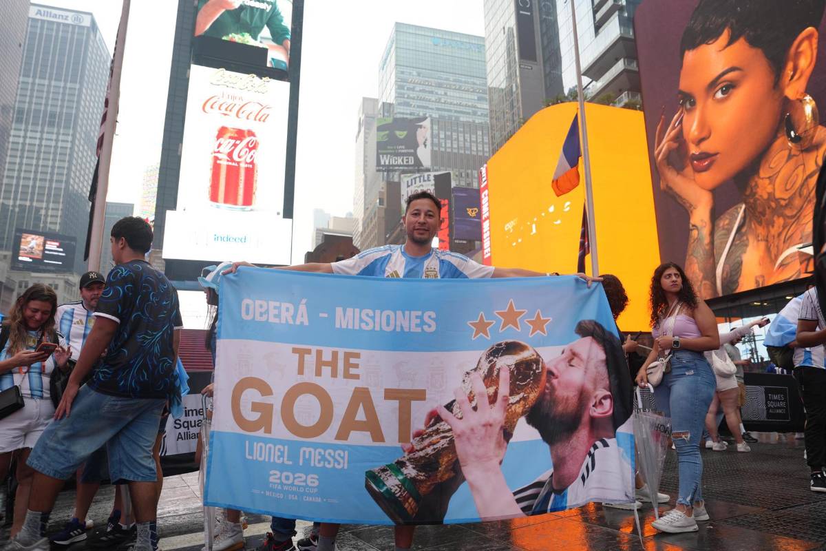 La bellas argentinas engalanan Times Square en el tremendo banderazo previo a la final