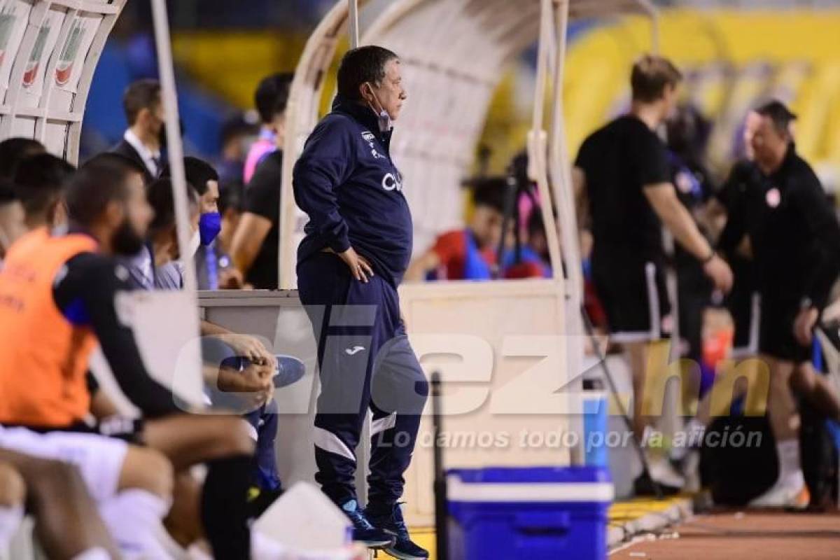 Hernán Gómez durante el juego de Honduras ante Canadá. Foto: Neptalí Romero.