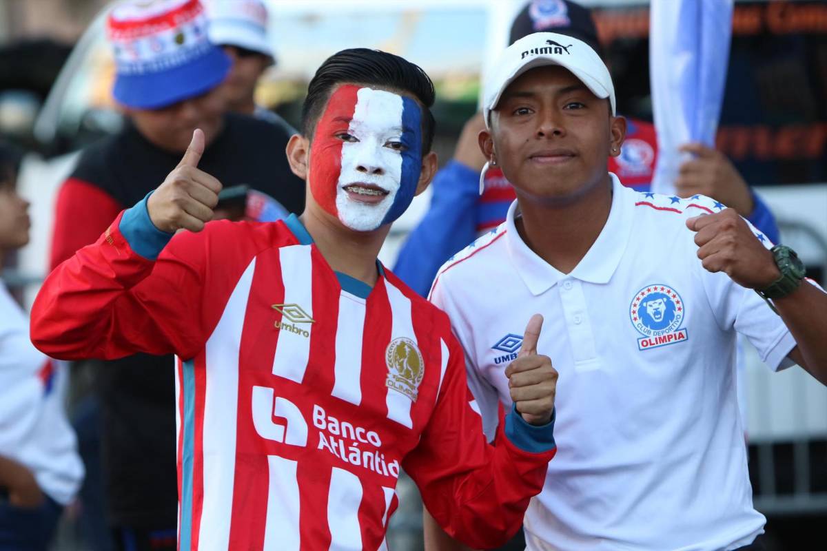Impresionante recibimiento a Olimpia en la final contra Motagua, los tres legionarios europeos que sorprendieron y las dos bellezas