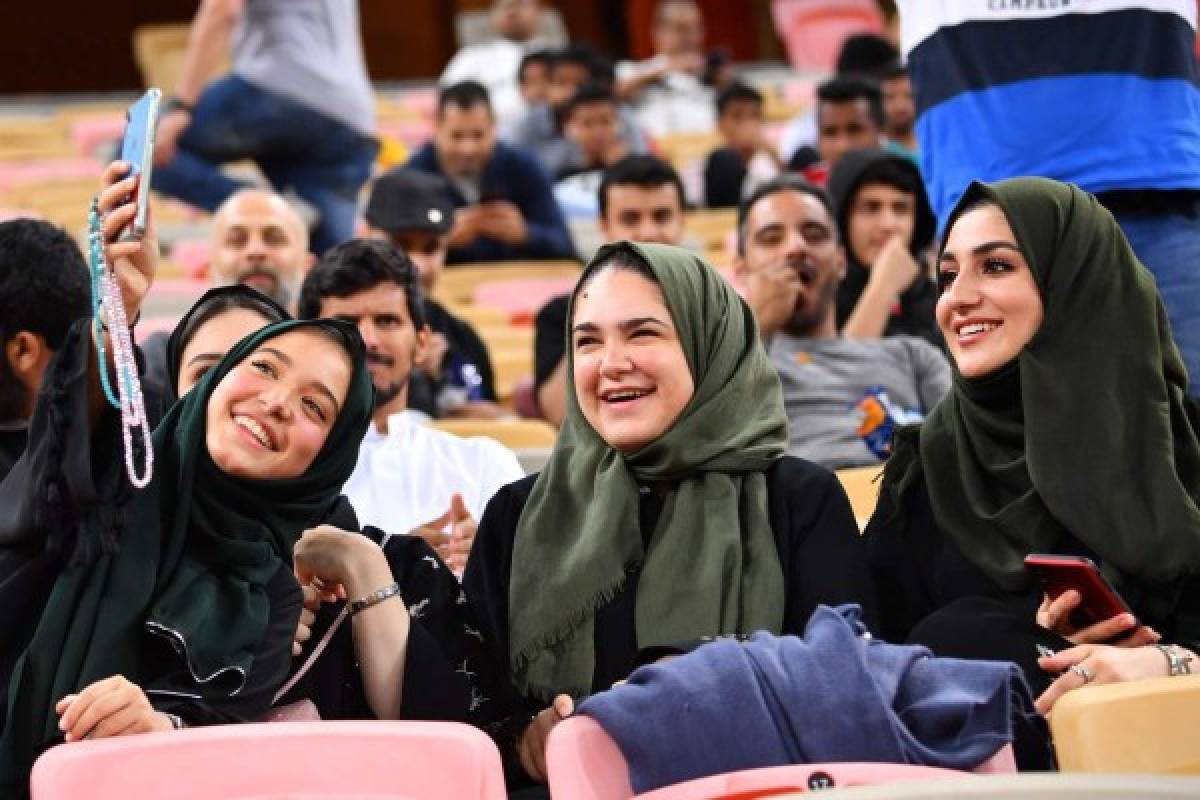 Sin velo y con Niqab: Las mujeres de Arabia Saudita sí llegaron a ver al Real Madrid-Valencia