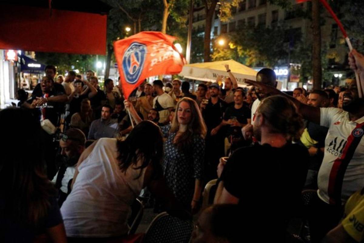 El sentimiento de Neymar: fiesta, cerveza y lágrimas tras la clasificación del PSG a la gran final de la Champions