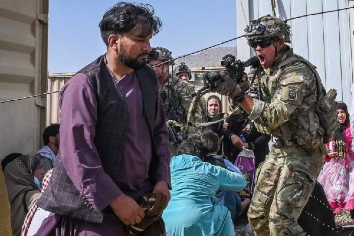 Pánico en Kabul tras el regreso del régimen de los talibanes: la gente intentó escapar trepada en un avión militar