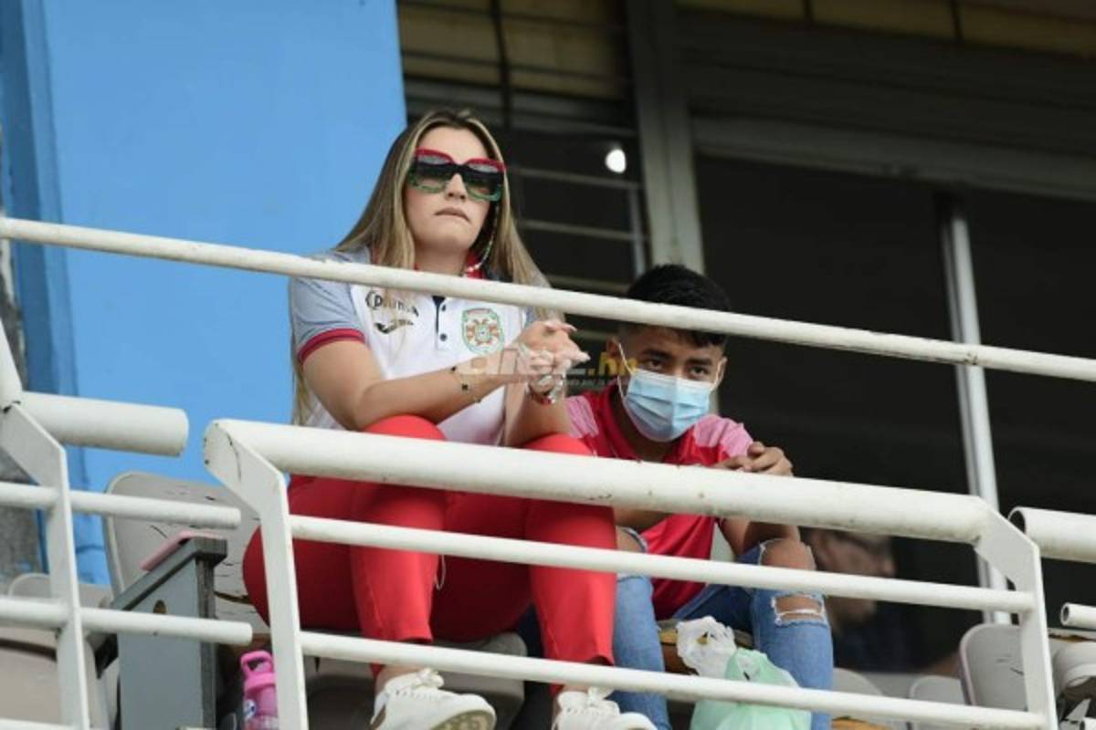 El Olímpico convertido en una pasarela: Las despampanantes y sexys mujeres en el clásico Marathón-Olimpia
