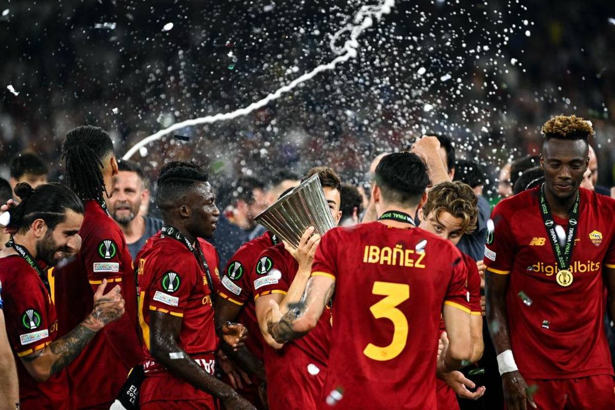 Las lágrimas de Mourinho tras ganar la Conference League con la Roma y el gesto con el que afirma que es el mejor del mundo