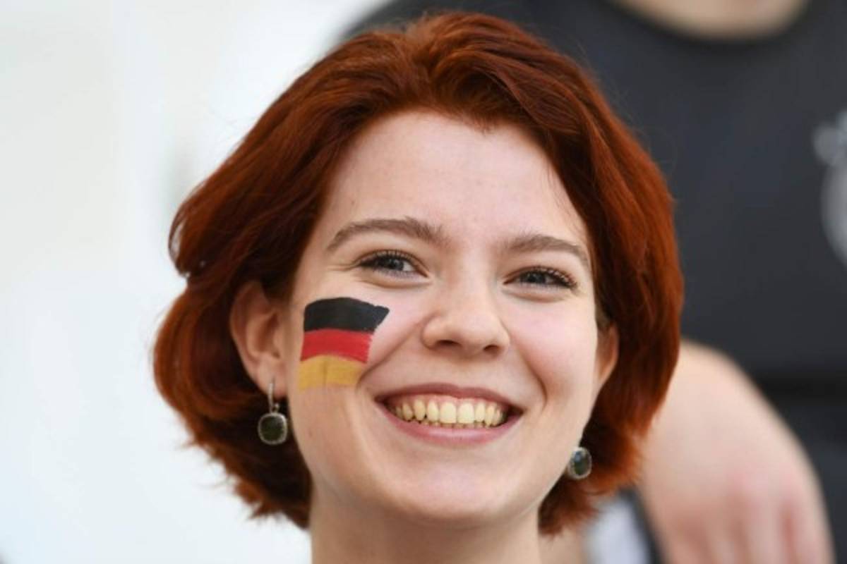 El toque femenino: Las bellezas en el Francia-Alemania