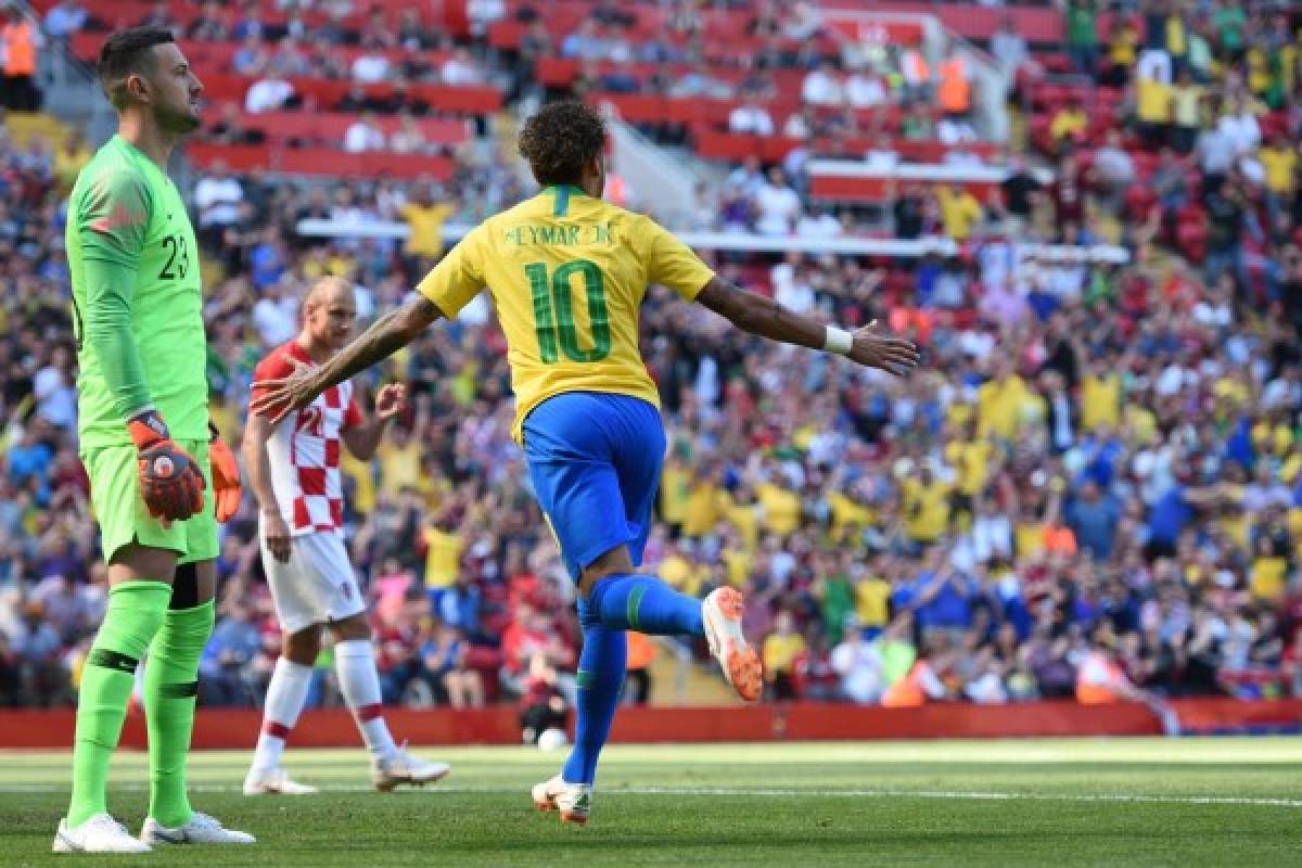 Croatia's goalkeeper Danijel Subasic (L) reacts as Brazil's striker Neymar celebrates after scoring the opening goal of the International friendly football match between Brazil and Croatia at Anfield in Liverpool on June 3, 2018. / AFP PHOTO / Oli SCARFF