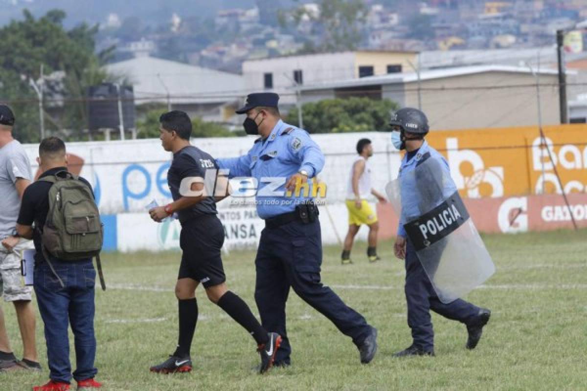 Aficionados irrumpieron en el estadio Sergio Reyes y ocasionaron retraso en el arranque del Savio-Génesis