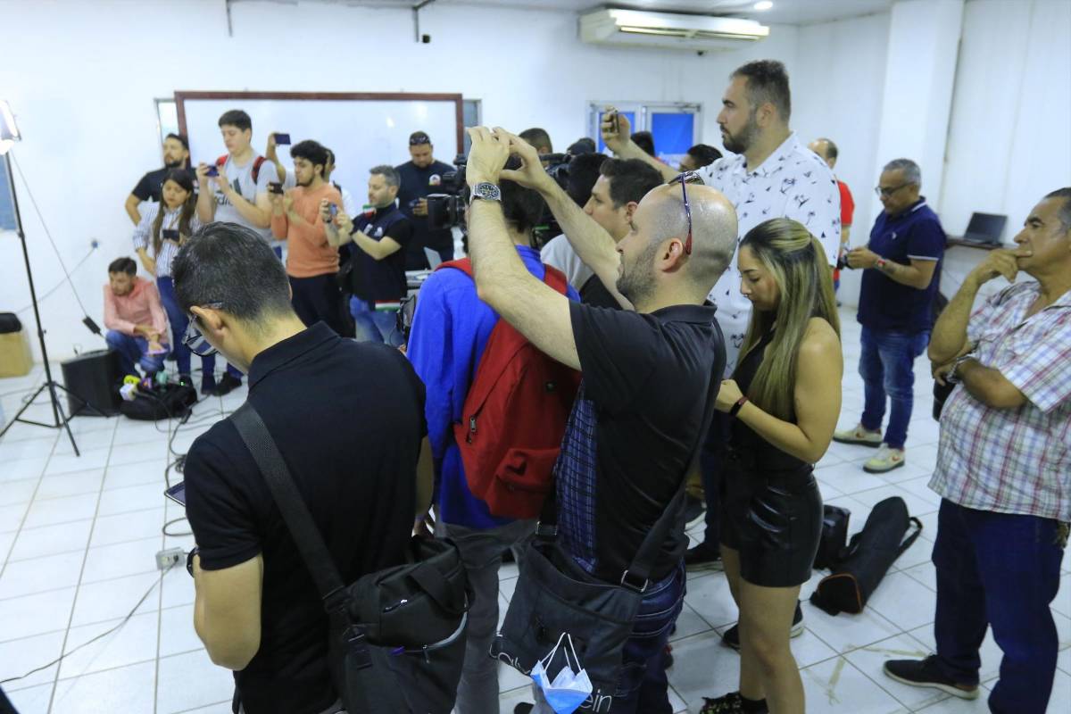 Prensa mexicana y bellas periodistas se apoderan del Olímpico: Atlas, muy sonriente pensando en Olimpia