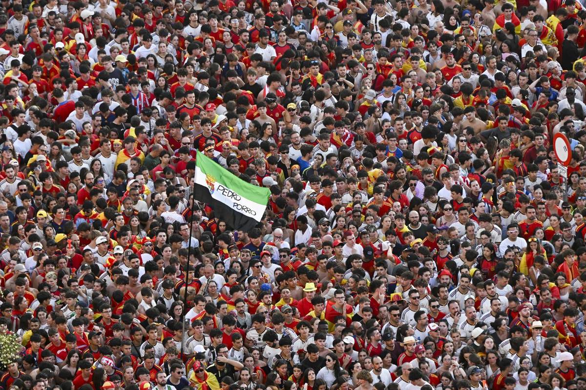 La fiesta de España hasta Cibeles, los que se besaron y el cartel: Paredes vs. Gavi