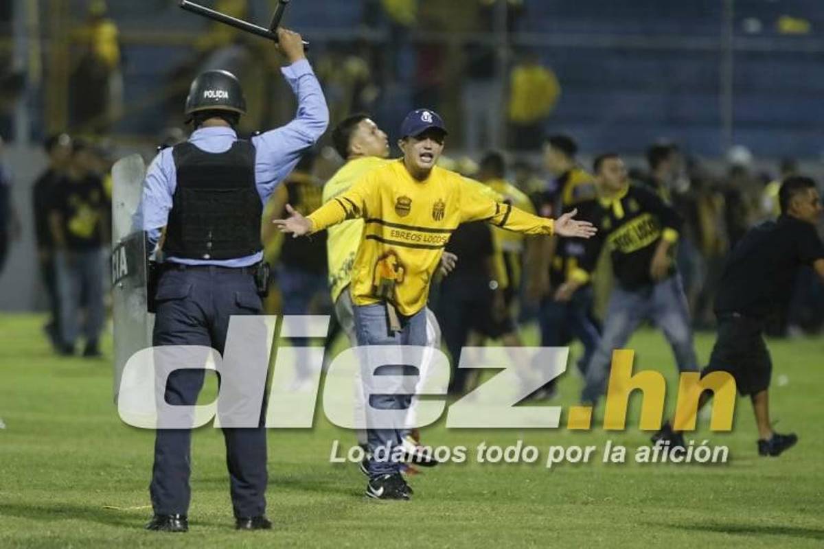 Joven cayó de espaldas al suelo: las otras fotos que no viste del zafarrancho del Real España-Marathón ¡varios policías heridos!