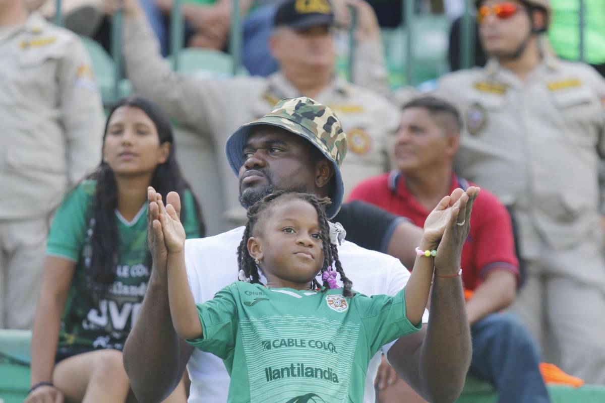 Tremendo diluvio en el Nacional, enfado de los aficionados de Marathón, jugador en muletas, bellas chicas y DT en aprietos