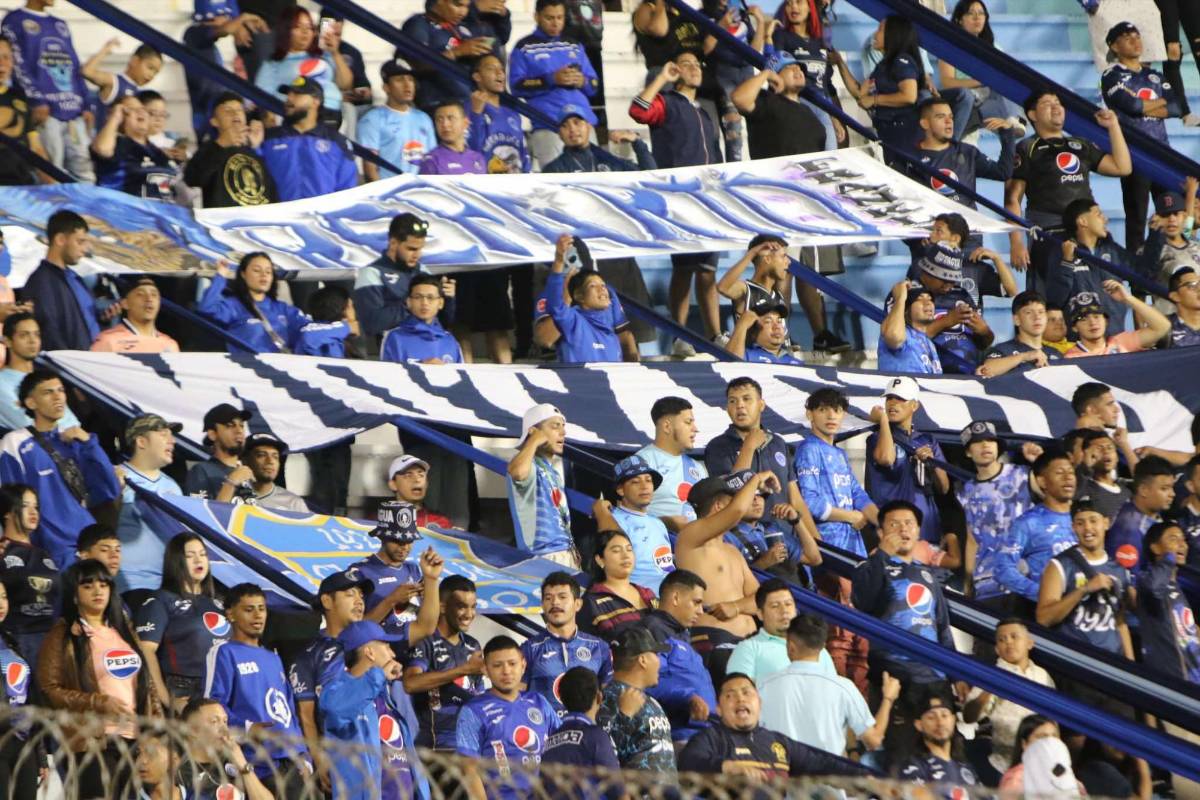 Doble récord y los besos de Auzmendi en su hat-trick y emotivo debut en el Motagua, ¿quién es el niño que brilló?