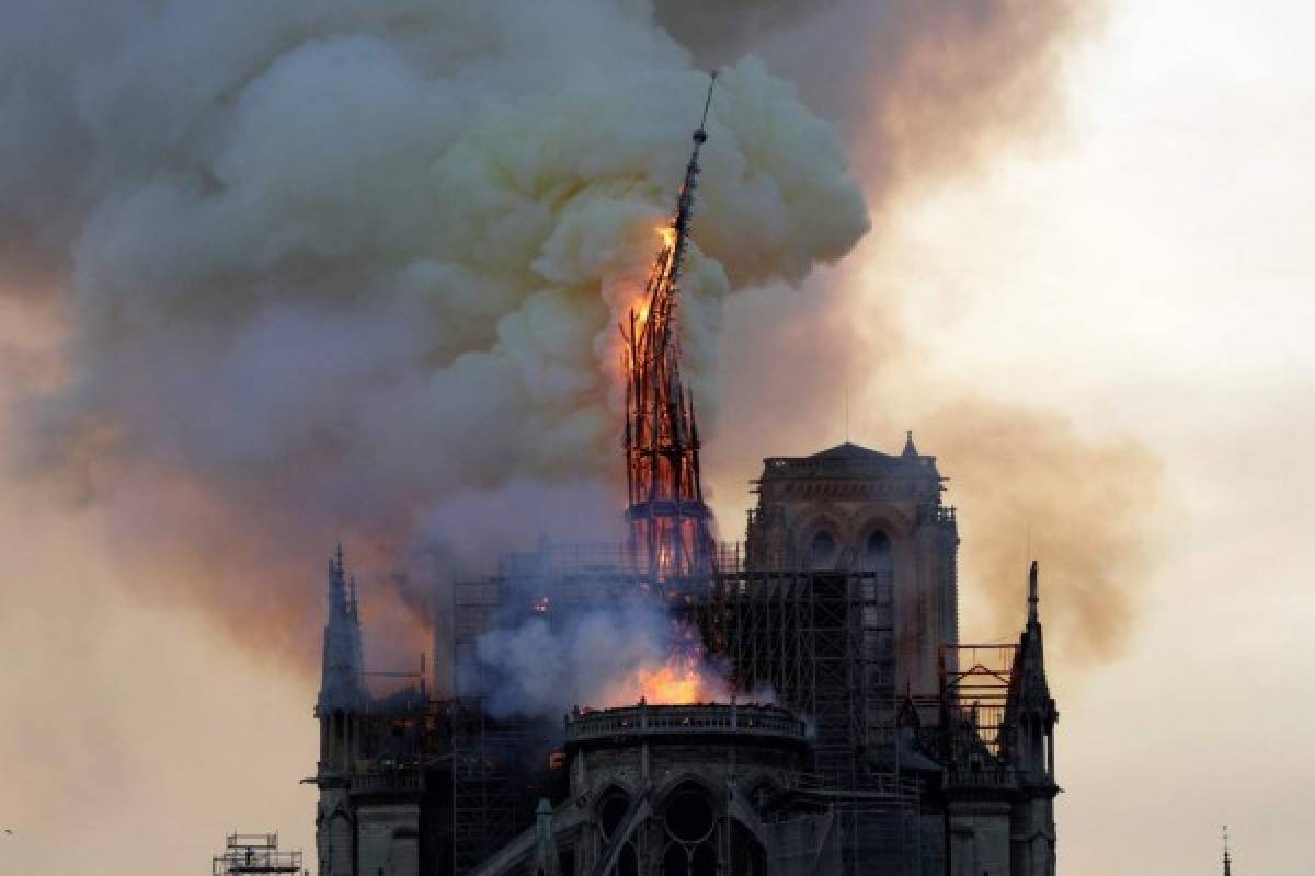 Tristes imágenes: Así agarró fuego la reconocida catedral de Notre Dame en París