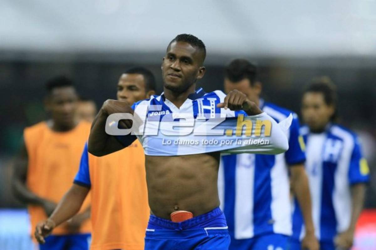 Mientras unos jugadores de Honduras sufrían, otro cambiaba camisa