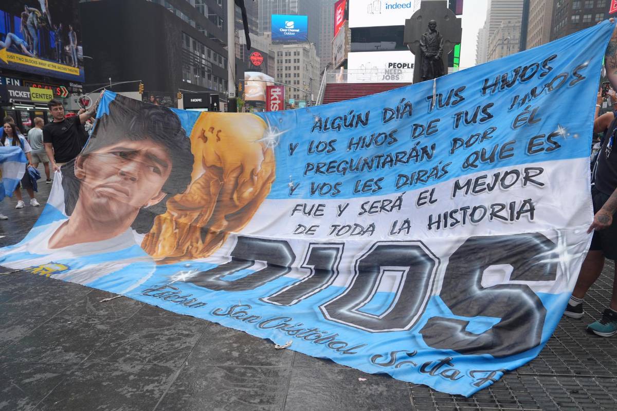 La bellas argentinas engalanan Times Square en el tremendo banderazo previo a la final