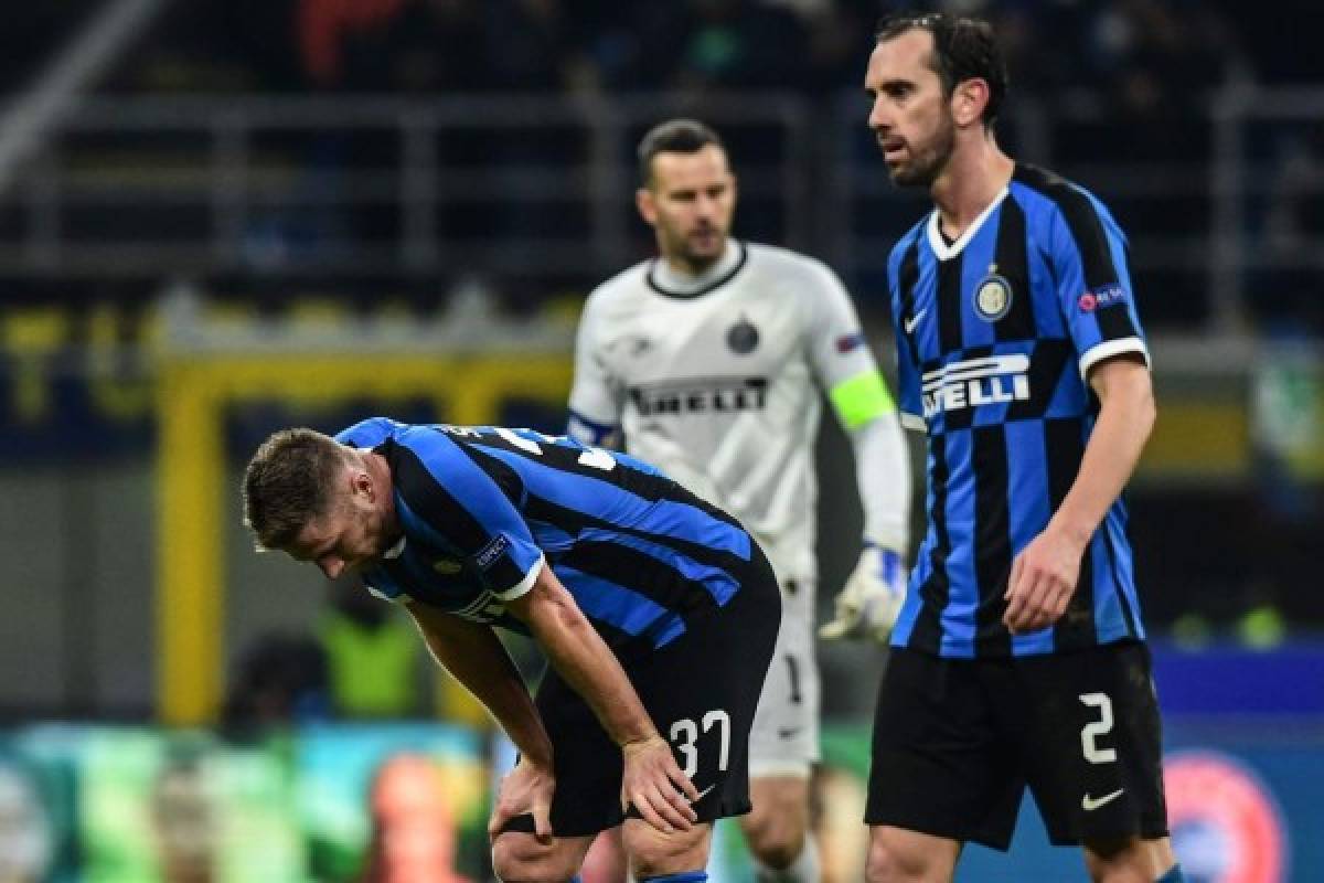 Inter Milan's Slovakian defender Milan Skriniar (L) and Inter Milan's Uruguayan defender Diego Godin react at the end of the UEFA Champions League Group F football match Inter Milan vs Barcelona on December 10, 2019 at the San Siro stadium in Milan. (Photo by Miguel MEDINA / AFP)
