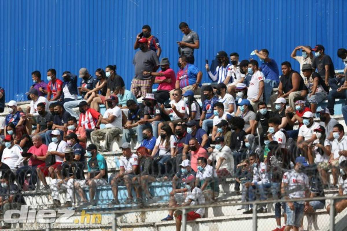 Las hermosas mujeres y el ambiente del clásico Motagua-Olimpia en el estadio Nacional