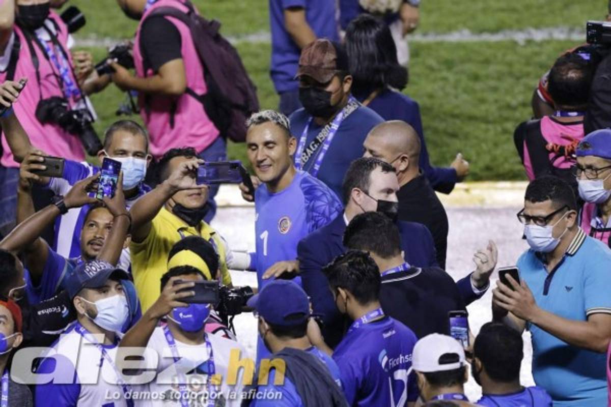 El gran gesto de Keylor Navas, locura total por tomarse fotos y su plática con 'Rambo' de León