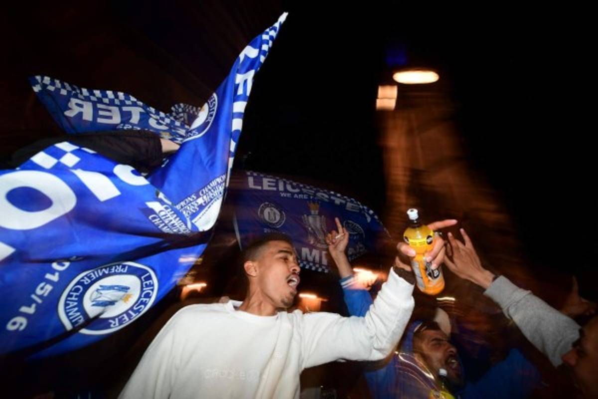 Así celebran los aficionados del Leicester City su primer título de la Premier League