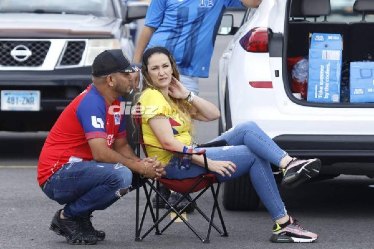 ¡Belleza y colorido! Ambientazo catracho en las afueras del Red Bull Arena para el Olimpia vs. Motagua