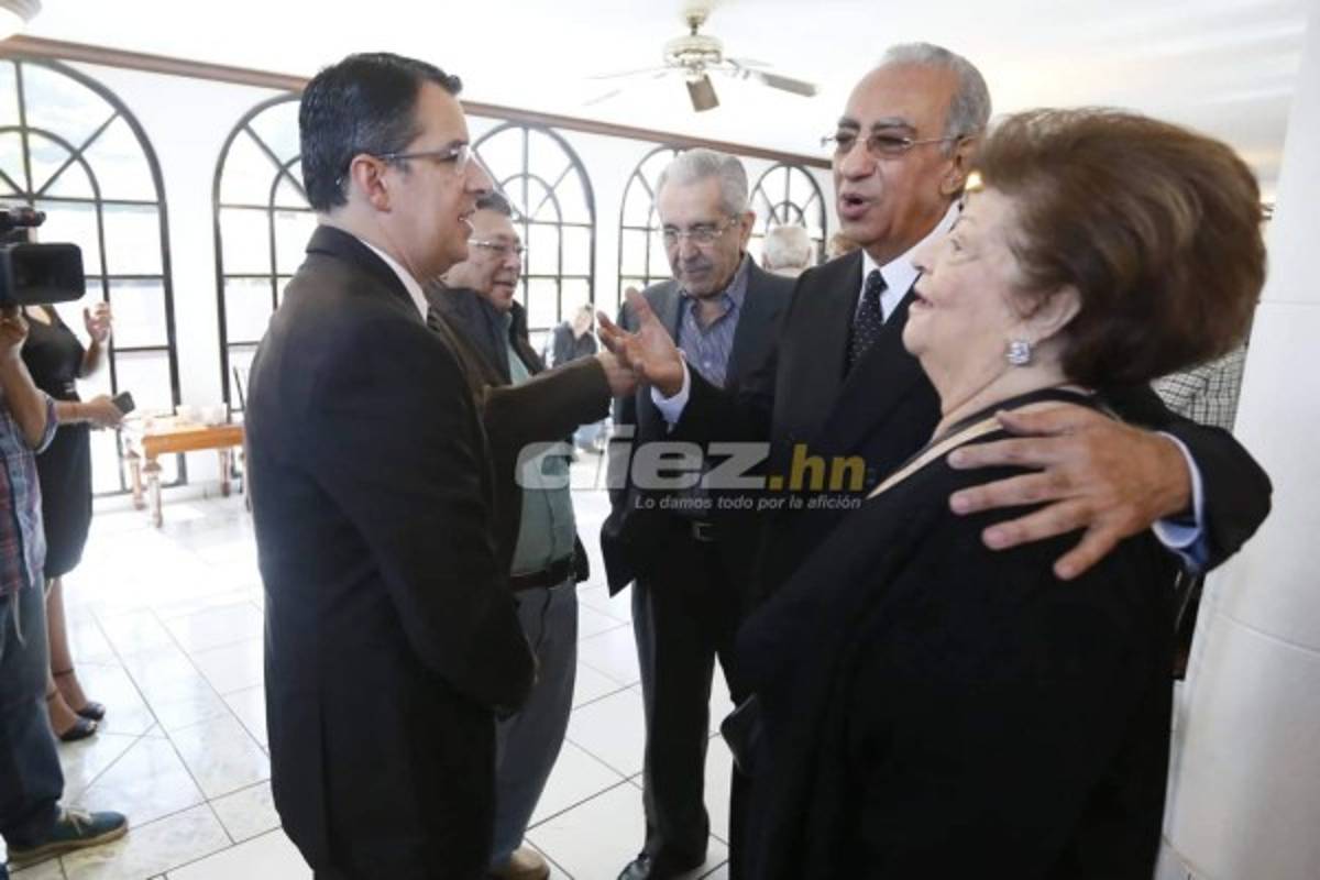 Empresarios, ex presidentes y periodistas: Las personalidades en el velatorio de Rafael Ferrari